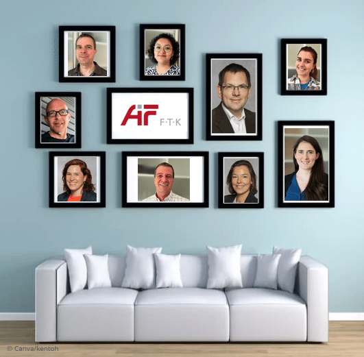 Eine Zimmerwand mit einem Sofa über dem Bilderrahmen mit Mitarbeitern der AiF FTK hängen.