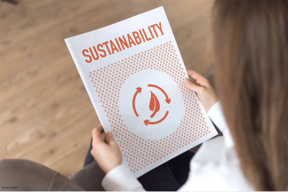 Eine Frau, die einen Sustainability-Report in den Händen hält.