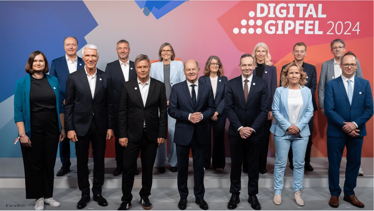 Mehrere Politiker haben sich für die Fotografen aufgestellt und lassen sich auf dem Digital-Gipfel 2024 fotografieren.